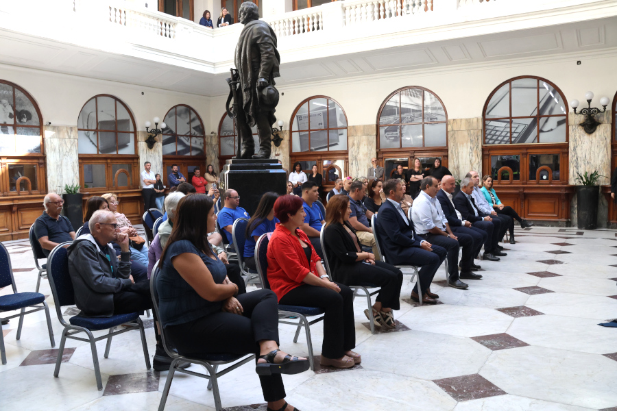 En un acto realizado en el hall del Palacio de Correos, autoridades de Correo Uruguayo hicieron entrega al proyecto Básquet para Todos de un cheque simbólico que representa la suma recaudada por la Corre Correo 2025.
