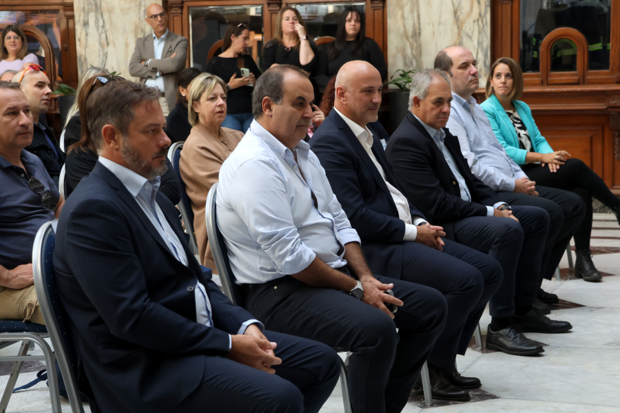 En un acto realizado en el hall del Palacio de Correos, autoridades de Correo Uruguayo hicieron entrega al proyecto Básquet para Todos de un cheque simbólico que representa la suma recaudada por la Corre Correo 2025.