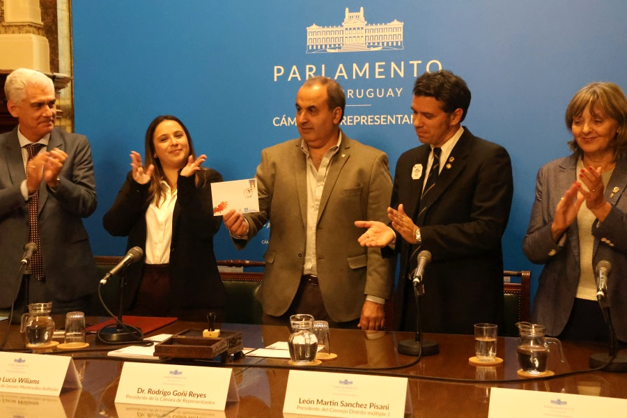 En un acto realizado en la antesala de la Cámara de Diputados, del Palacio Legislativo, Correo Uruguayo lanzó un sello conmemorativo por los 75 años del Club de Leones Montevideo Anfitrión.