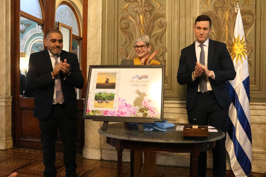 En un acto realizado en el Palacio Santos, sede del Ministerio de Relaciones Exteriores, Correo Uruguayo lanzó una hoja filatélica conmemorativa por los 96 años de las relaciones diplomáticas entre Uruguay y Costa Rica.