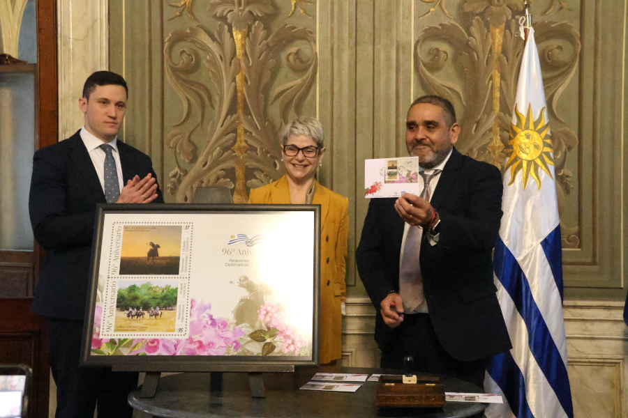 En un acto realizado en el Palacio Santos, sede del Ministerio de Relaciones Exteriores, Correo Uruguayo lanzó una hoja filatélica conmemorativa por los 96 años de las relaciones diplomáticas entre Uruguay y Costa Rica.