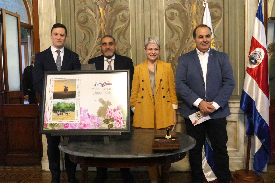 En un acto realizado en el Palacio Santos, sede del Ministerio de Relaciones Exteriores, Correo Uruguayo lanzó una hoja filatélica conmemorativa por los 96 años de las relaciones diplomáticas entre Uruguay y Costa Rica.