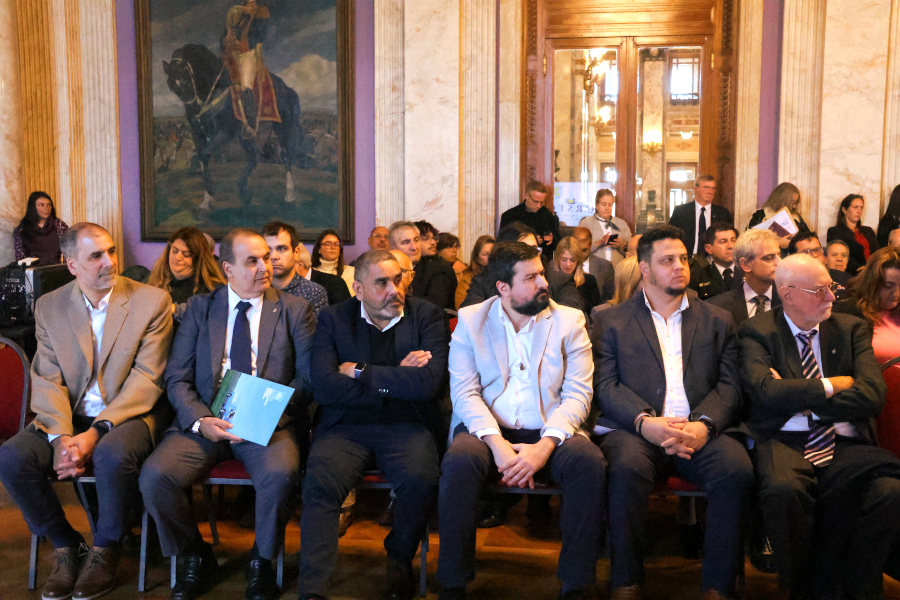Correo Uruguayo realizó el lanzamiento de un sello conmemorativo por los 25 años de la Unidad Reguladora de Servicios de Comunicaciones (URSEC)