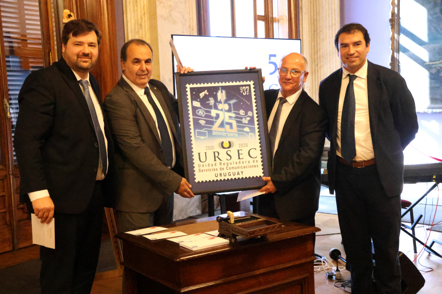 Correo Uruguayo realizó el lanzamiento de un sello conmemorativo por los 25 años de la Unidad Reguladora de Servicios de Comunicaciones (URSEC)