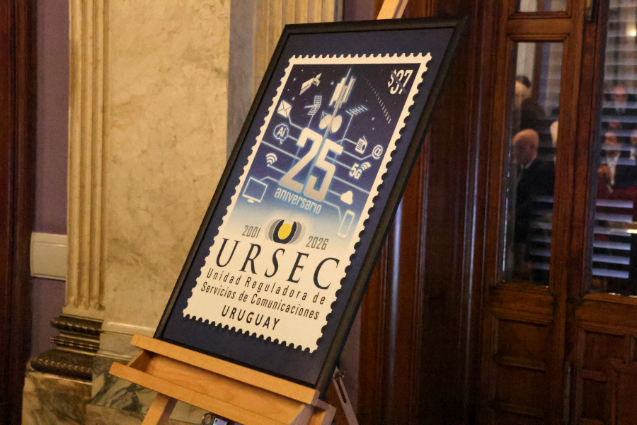Correo Uruguayo realizó el lanzamiento de un sello conmemorativo por los 25 años de la Unidad Reguladora de Servicios de Comunicaciones (URSEC)