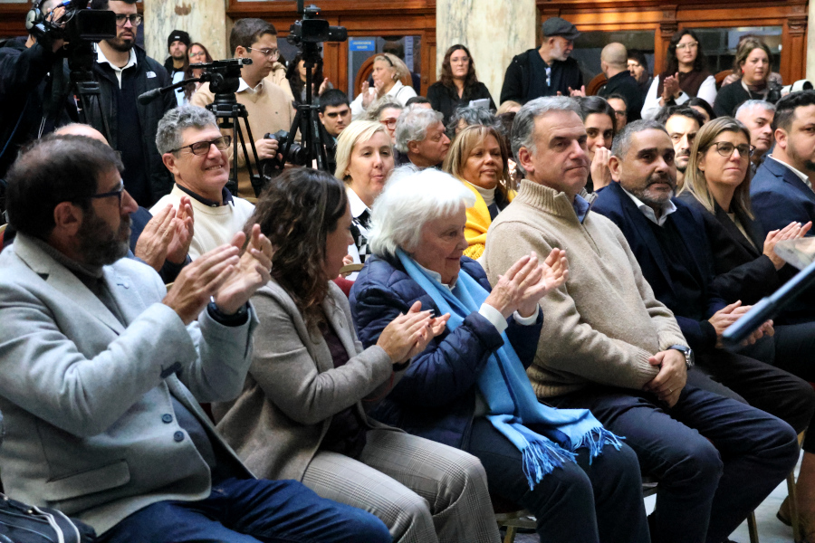 Correo Uruguayo realizó el lanzamiento de un sello conmemorativo y de una hoja filatélica en homenaje al expresidente José “Pepe” Mujica”, al cumplirse un año de su fallecimiento