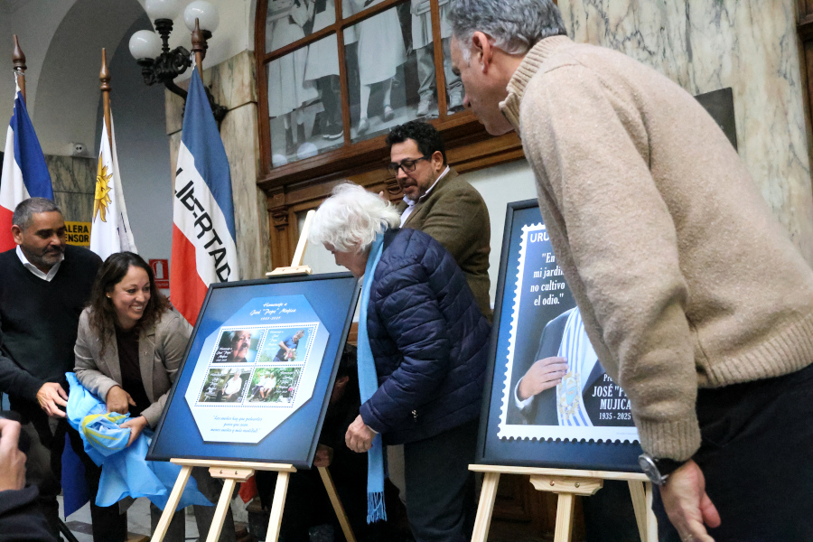 Correo Uruguayo realizó el lanzamiento de un sello conmemorativo y de una hoja filatélica en homenaje al expresidente José “Pepe” Mujica”, al cumplirse un año de su fallecimiento