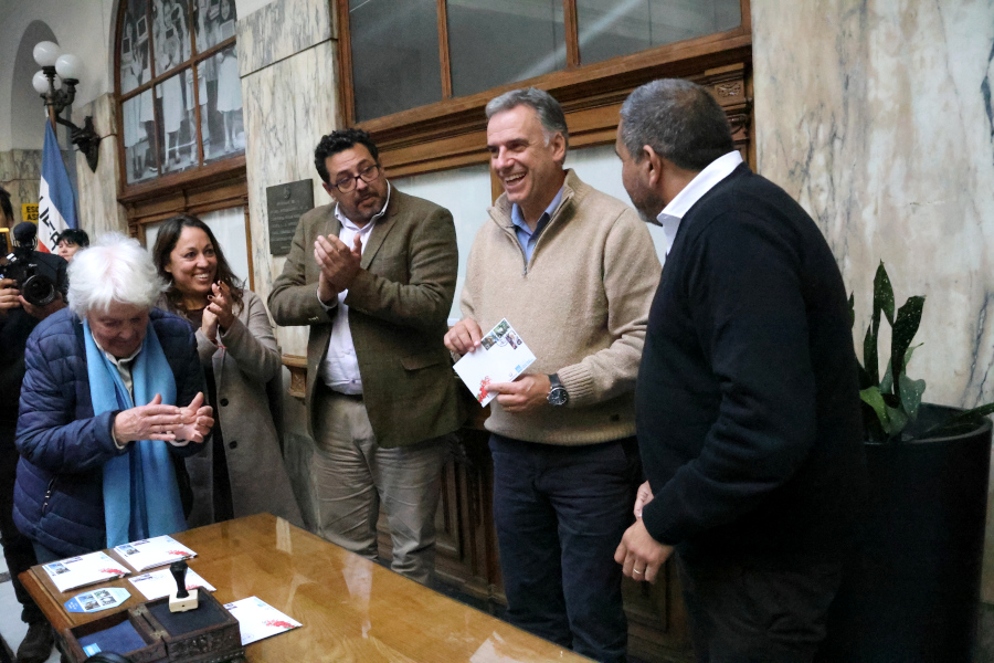 Correo Uruguayo realizó el lanzamiento de un sello conmemorativo y de una hoja filatélica en homenaje al expresidente José “Pepe” Mujica”, al cumplirse un año de su fallecimiento