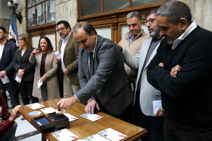 Correo Uruguayo realizó el lanzamiento de un sello conmemorativo y de una hoja filatélica en homenaje al expresidente José “Pepe” Mujica”, al cumplirse un año de su fallecimiento