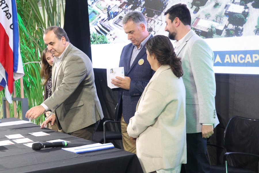 Correo Uruguayo realizó el lanzamiento de un sello conmemorativo por los 20 años de ALUR