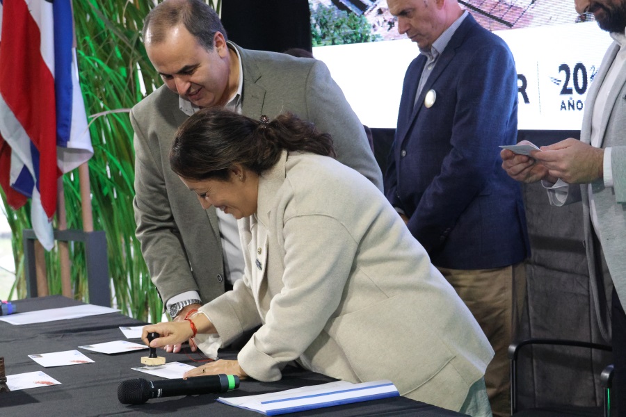 Correo Uruguayo realizó el lanzamiento de un sello conmemorativo por los 20 años de ALUR