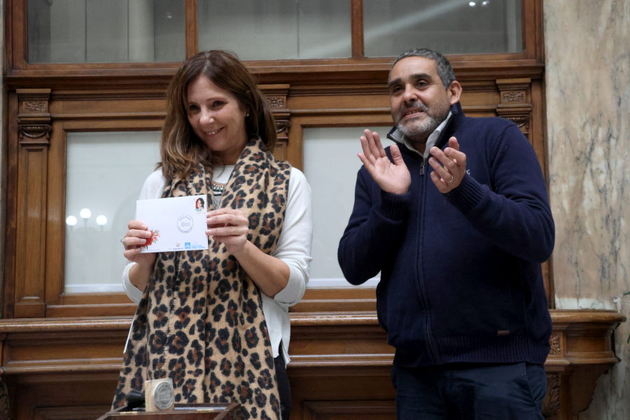 En un acto realizado en el hall del Palacio de Correos, Correo Uruguayo lanzó el sello de la serie Mujeres Notables en homenaje a Rosario Barredo.