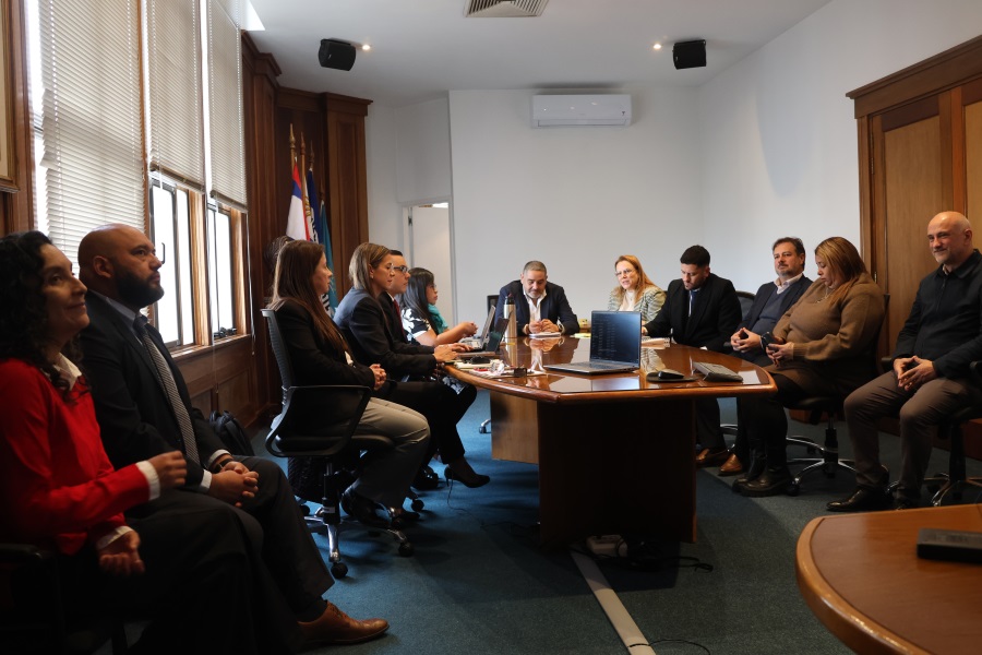 El pasado 22 de junio, en la Sala de Acuerdos del Palacio de Correos, los auditores del Grupo de Acción de Seguridad de la Unión Postal de las Américas, España y Portugal se reunieron con el presidente de Correo Uruguayo, Gabriel Bonfrisco; el gerente general, Javier Zunino; el secretario general, Martín Echeveste, y con integrantes del equipo gerencial y de asesores de nuestra institución para dar comienzo a la auditoria de certificación.