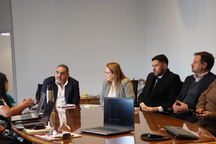 El pasado 22 de junio, en la Sala de Acuerdos del Palacio de Correos, los auditores del Grupo de Acción de Seguridad de la Unión Postal de las Américas, España y Portugal se reunieron con el presidente de Correo Uruguayo, Gabriel Bonfrisco; el gerente general, Javier Zunino; el secretario general, Martín Echeveste, y con integrantes del equipo gerencial y de asesores de nuestra institución para dar comienzo a la auditoria de certificación.
