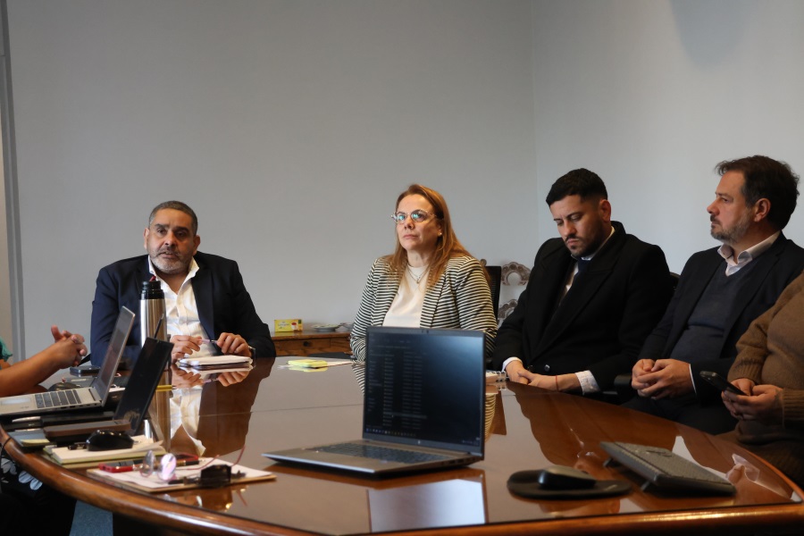 El pasado 22 de junio, en la Sala de Acuerdos del Palacio de Correos, los auditores del Grupo de Acción de Seguridad de la Unión Postal de las Américas, España y Portugal se reunieron con el presidente de Correo Uruguayo, Gabriel Bonfrisco; el gerente general, Javier Zunino; el secretario general, Martín Echeveste, y con integrantes del equipo gerencial y de asesores de nuestra institución para dar comienzo a la auditoria de certificación.