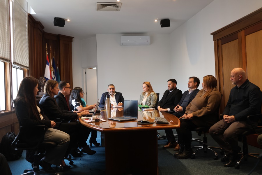El pasado 22 de junio, en la Sala de Acuerdos del Palacio de Correos, los auditores del Grupo de Acción de Seguridad de la Unión Postal de las Américas, España y Portugal se reunieron con el presidente de Correo Uruguayo, Gabriel Bonfrisco; el gerente general, Javier Zunino; el secretario general, Martín Echeveste, y con integrantes del equipo gerencial y de asesores de nuestra institución para dar comienzo a la auditoria de certificación.