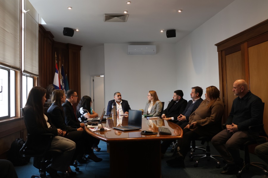 El pasado 22 de junio, en la Sala de Acuerdos del Palacio de Correos, los auditores del Grupo de Acción de Seguridad de la Unión Postal de las Américas, España y Portugal se reunieron con el presidente de Correo Uruguayo, Gabriel Bonfrisco; el gerente general, Javier Zunino; el secretario general, Martín Echeveste, y con integrantes del equipo gerencial y de asesores de nuestra institución para dar comienzo a la auditoria de certificación.