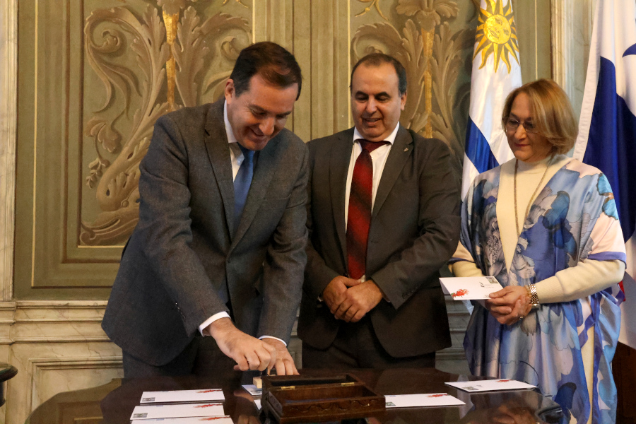 En el Ministerio de Relaciones Exteriores Correo Uruguayo realizó el lanzamiento del sello conmemorativo por el Bicentenario del Congreso Anfictiónico de Panamá