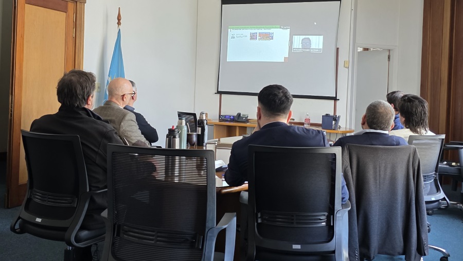 En una reunión desarrollada por Zoom, el Presidente del Directorio de Correo Uruguayo, Gabriel Bonfrisco, junto al equipo gerencial liderado por el Gerente General Javier Zunino y con la participación del Secretario General Martín Echeveste, mantuvieron un productivo encuentro con su par peruano, Sr. Gustavo González de Otoya La Torre, Presidente de Servicios Postales de Perú (Serpost), para intercambiar experiencias y sentar bases de cooperación futura.