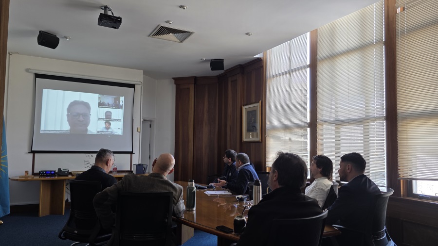 En una reunión desarrollada por Zoom, el Presidente del Directorio de Correo Uruguayo, Gabriel Bonfrisco, junto al equipo gerencial liderado por el Gerente General Javier Zunino y con la participación del Secretario General Martín Echeveste, mantuvieron un productivo encuentro con su par peruano, Sr. Gustavo González de Otoya La Torre, Presidente de Servicios Postales de Perú (Serpost), para intercambiar experiencias y sentar bases de cooperación futura.
