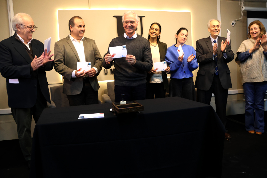 Correo Uruguayo realizó en Punta del Este el lanzamiento de un sello personalizado en conmemoración del vigésimo aniversario de la Facultad de Medicina de la Universidad CLAEH.