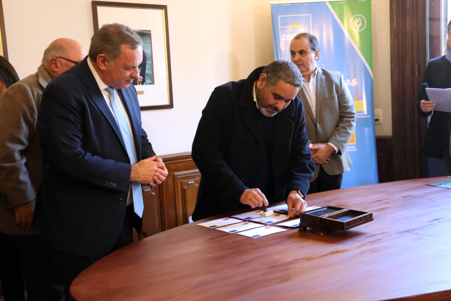 En un acto realizado en la Casa del Partido Nacional, Correo Uruguayo lanzó un sello conmemorativo por los 190 años de vida institucional de dicha fuerza política.