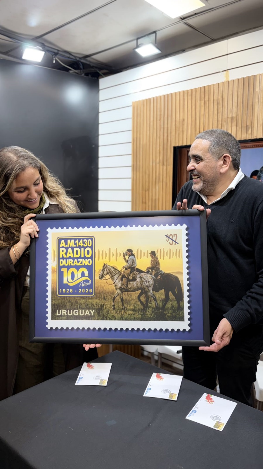 Correo Uruguayo realizó el lanzamiento de un sello conmemorativo por los 100 años de Radio Durazno, una de las primeras emisoras del interior del país, que durante un siglo ha acompañado a generaciones y es parte de la historia y la identidad del departamento de Durazno.