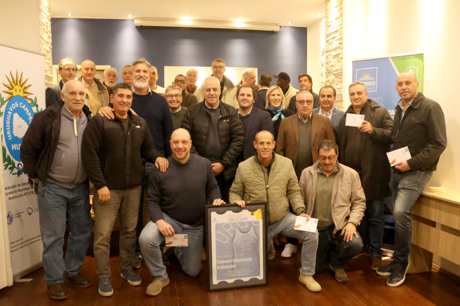 En un sencillo y emotivo acto, Correo Uruguayo lanzó un sello personalizado en homenaje a los Campeones Sudamericanos de Básquetbol.