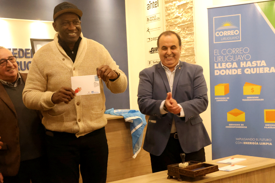 En un sencillo y emotivo acto, Correo Uruguayo lanzó un sello personalizado en homenaje a los Campeones Sudamericanos de Básquetbol.