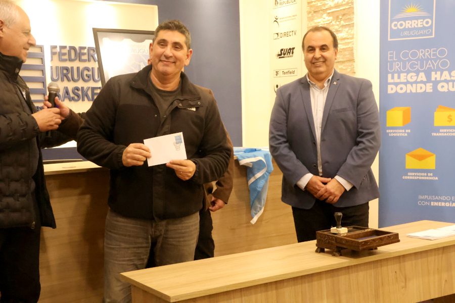 En un sencillo y emotivo acto, Correo Uruguayo lanzó un sello personalizado en homenaje a los Campeones Sudamericanos de Básquetbol.