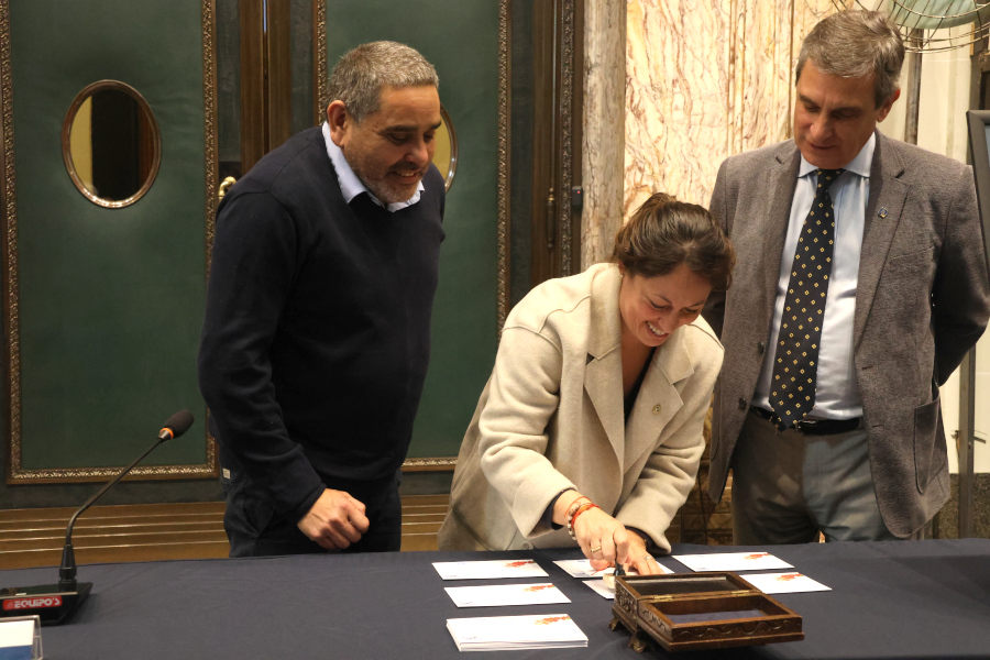 En el marco de la celebración por los 130 años del Banco de la República Oriental del Uruguay, Correo Uruguayo realizó el lanzamiento y puesta en circulación de un sello conmemorativo por dicho acontecimiento.
