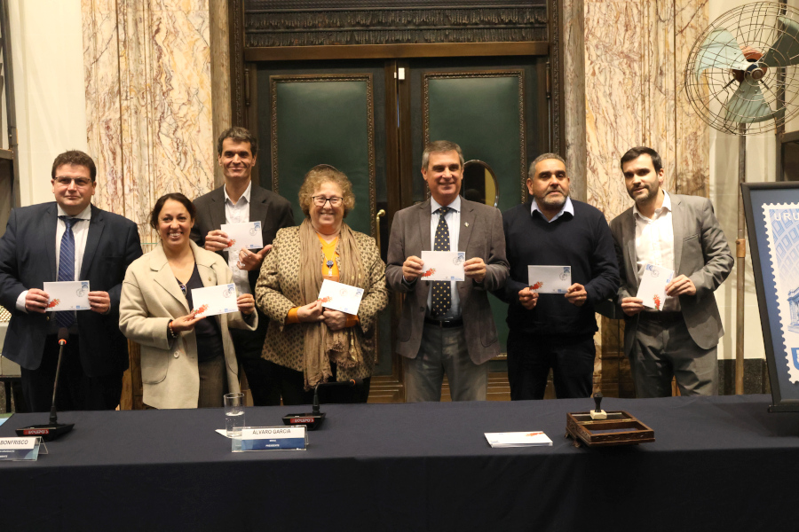 En el marco de la celebración por los 130 años del Banco de la República Oriental del Uruguay, Correo Uruguayo realizó el lanzamiento y puesta en circulación de un sello conmemorativo por dicho acontecimiento.
