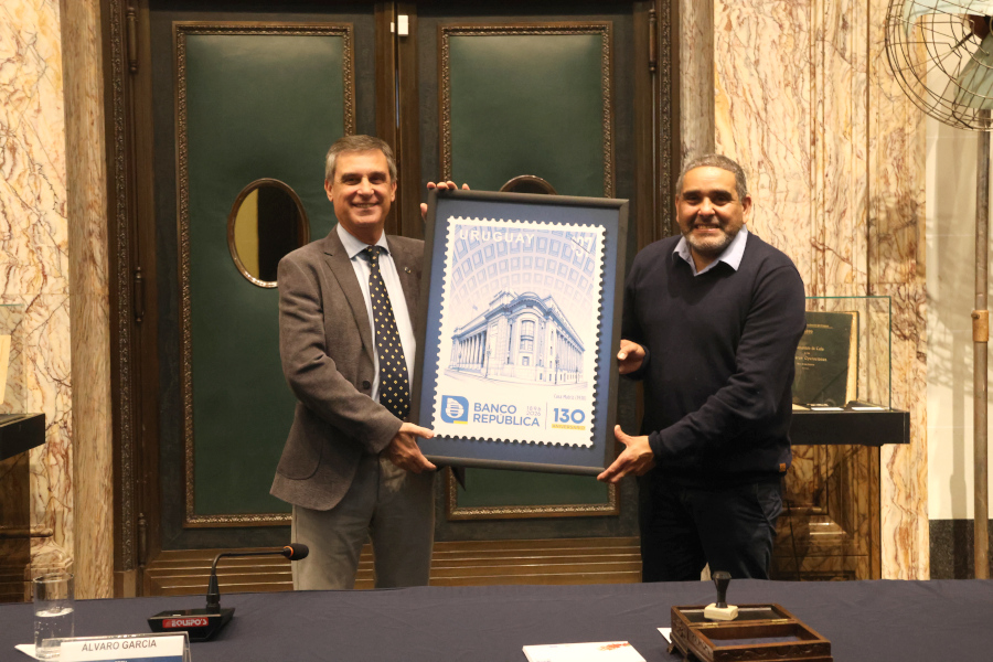 En el marco de la celebración por los 130 años del Banco de la República Oriental del Uruguay, Correo Uruguayo realizó el lanzamiento y puesta en circulación de un sello conmemorativo por dicho acontecimiento.