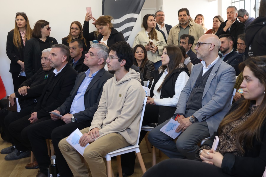En un evento que marca un avance significativo para la ciudad de Joaquín Suárez, se inauguró el centro de cercanía número 70 del país y el número 13 del departamento de Canelones, ampliando así la red de atención personalizada para todos los ciudadanos. La apertura fue posible gracias a un convenio firmado entre la Comuna Canaria y Correo Uruguayo.