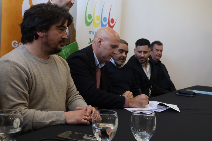 En un evento que marca un avance significativo para la ciudad de Joaquín Suárez, se inauguró el centro de cercanía número 70 del país y el número 13 del departamento de Canelones, ampliando así la red de atención personalizada para todos los ciudadanos. La apertura fue posible gracias a un convenio firmado entre la Comuna Canaria y Correo Uruguayo.