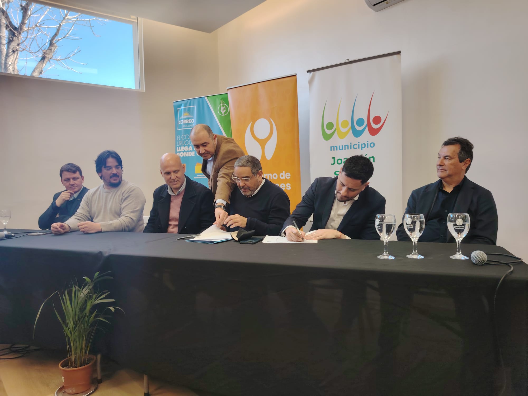 En un evento que marca un avance significativo para la ciudad de Joaquín Suárez, se inauguró el centro de cercanía número 70 del país y el número 13 del departamento de Canelones, ampliando así la red de atención personalizada para todos los ciudadanos. La apertura fue posible gracias a un convenio firmado entre la Comuna Canaria y Correo Uruguayo.