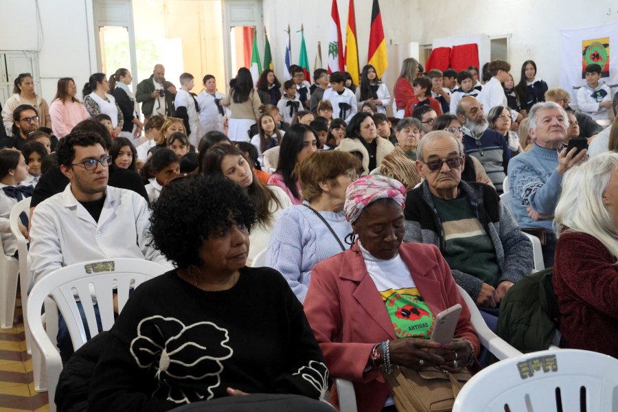 En la Sociedad Española del departamento de Artigas Correo Uruguayo realizó la presentación del sello en homenaje a la maestra artiguense Adelia Silva.