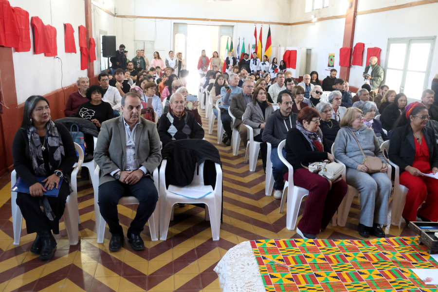 En la Sociedad Española del departamento de Artigas Correo Uruguayo realizó la presentación del sello en homenaje a la maestra artiguense Adelia Silva.