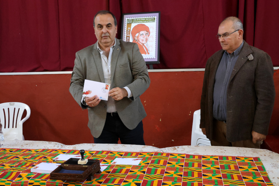 En la Sociedad Española del departamento de Artigas Correo Uruguayo realizó la presentación del sello en homenaje a la maestra artiguense Adelia Silva.