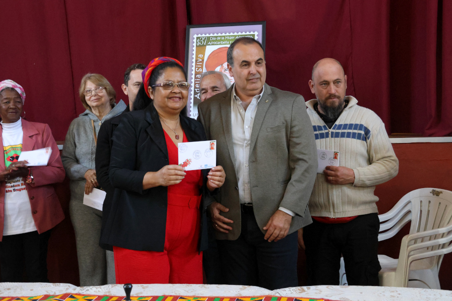 En la Sociedad Española del departamento de Artigas Correo Uruguayo realizó la presentación del sello en homenaje a la maestra artiguense Adelia Silva.
