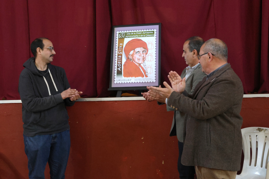 En la Sociedad Española del departamento de Artigas Correo Uruguayo realizó la presentación del sello en homenaje a la maestra artiguense Adelia Silva.