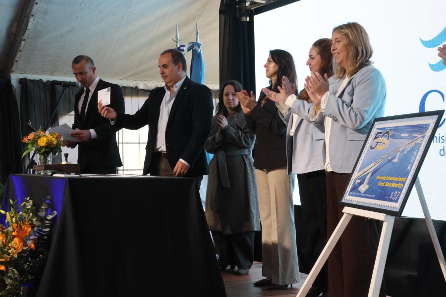 En el departamento de Río Negro, Correo Uruguayo realizó el lanzamiento de un sello conmemorativo alusivo al quincuagésimo aniversario del Puente Internacional Libertador General San Martín.