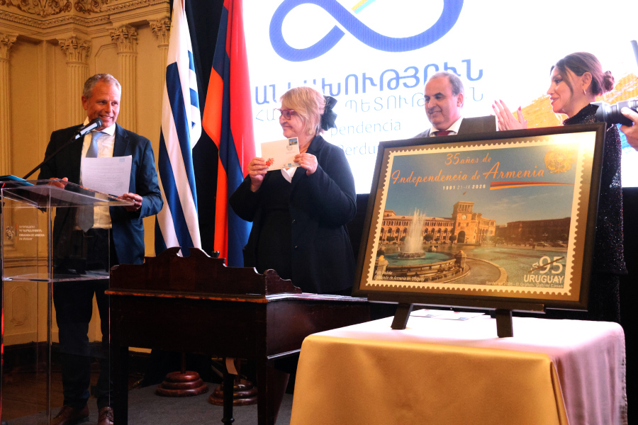 En el marco de los festejos por el 35.º aniversario de la República de Armenia, Correo Uruguayo realizó el lanzamiento de un sello conmemorativo por dicha celebración.