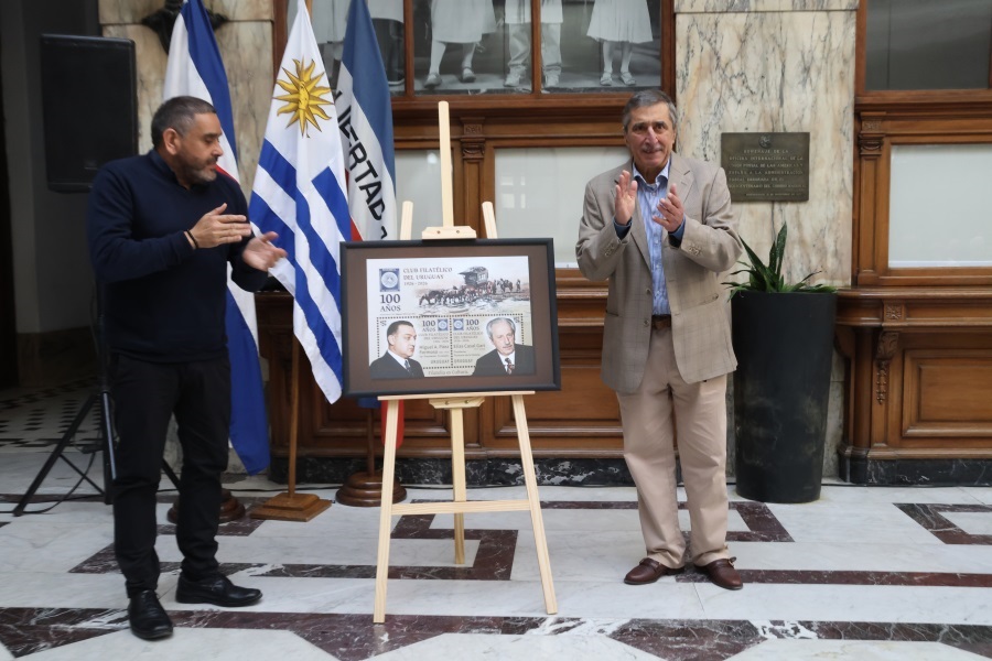 En un acto realizado en el hall del Palacio de Correos Correo Uruguayo realizó el lanzamiento de una Hoja Filatélica conmemorativa por el centenario del Club Filatélico del Uruguay