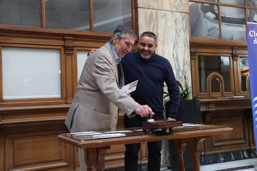 En un acto realizado en el hall del Palacio de Correos Correo Uruguayo realizó el lanzamiento de una Hoja Filatélica conmemorativa por el centenario del Club Filatélico del Uruguay