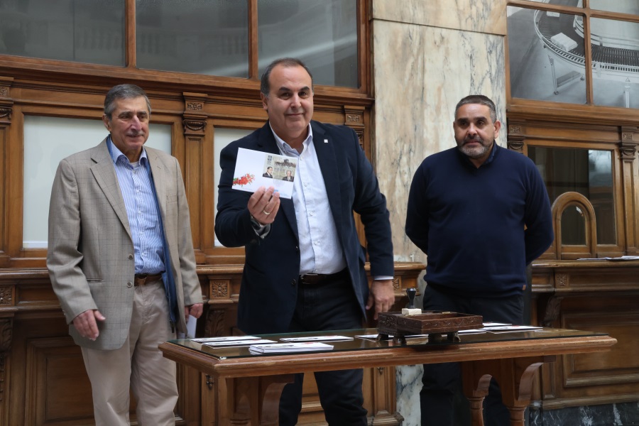 En un acto realizado en el hall del Palacio de Correos Correo Uruguayo realizó el lanzamiento de una Hoja Filatélica conmemorativa por el centenario del Club Filatélico del Uruguay