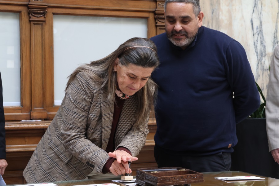 En un acto realizado en el hall del Palacio de Correos Correo Uruguayo realizó el lanzamiento de una Hoja Filatélica conmemorativa por el centenario del Club Filatélico del Uruguay