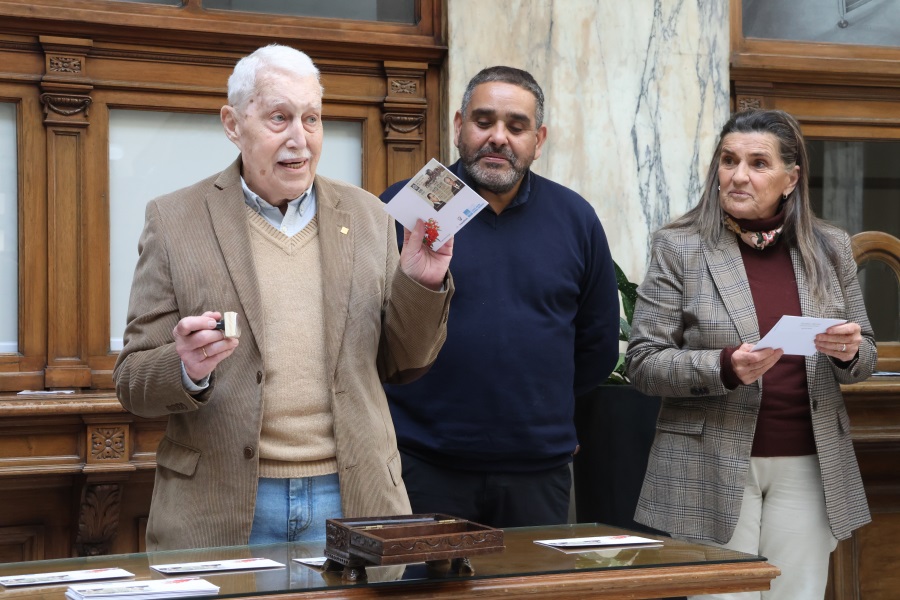 En un acto realizado en el hall del Palacio de Correos Correo Uruguayo realizó el lanzamiento de una Hoja Filatélica conmemorativa por el centenario del Club Filatélico del Uruguay