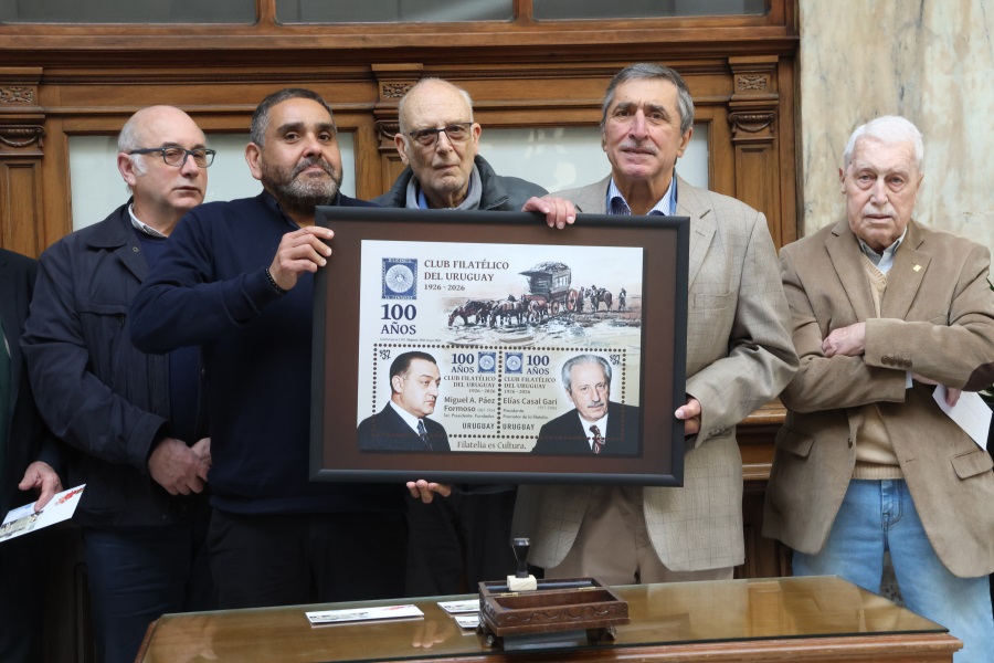 En un acto realizado en el hall del Palacio de Correos Correo Uruguayo realizó el lanzamiento de una Hoja Filatélica conmemorativa por el centenario del Club Filatélico del Uruguay