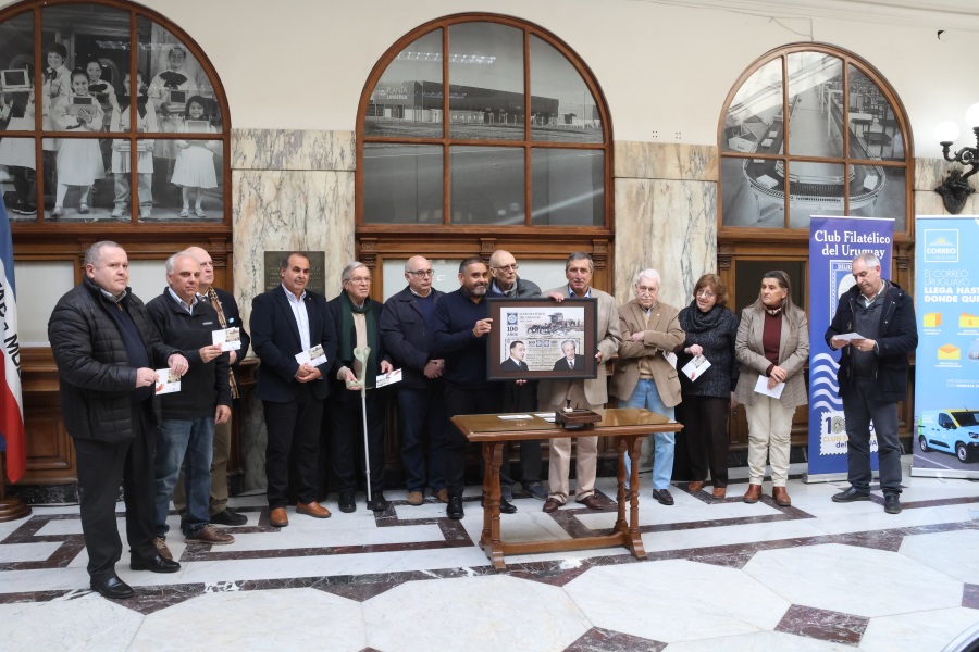 En un acto realizado en el hall del Palacio de Correos Correo Uruguayo realizó el lanzamiento de una Hoja Filatélica conmemorativa por el centenario del Club Filatélico del Uruguay